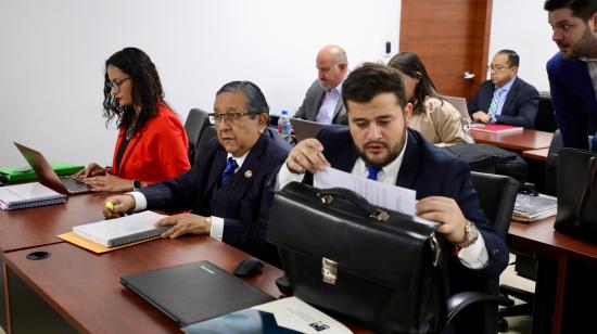 Los abogados defensores, en la audiencia preparatoria de juicio del caso Encuentro, el 22 de julio de 2024, en el Complejo Judicial en Quito.