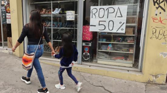 Comercios en la avenida de La Prensa y Mariscal Sucre, norte de Quito, el 16 de febrero de 2024