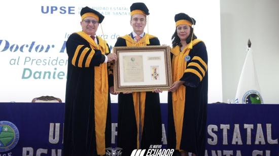 El presidente Daniel Noboa al recibir 'honoris causa' en Santa Elena el 22 de julio de 2024.
