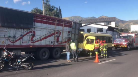 Choque entre un camión y una buseta en la avenida Interoceánica, en Quito, el 23 de julio de 2024.