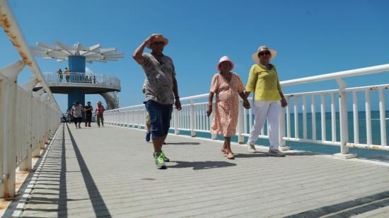 Turistas pasean en una playa de Santa Elena, el 7 de febrero de 2024, en un día de feriado.