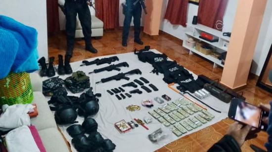 Armas, chalecos antibalas, dinero en efectivo y otros objetos incautados en un operativo policial el 23 de julio de 2024.