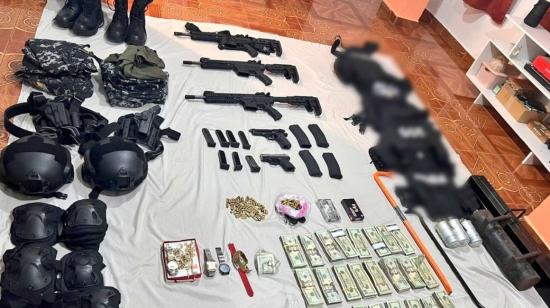 Chalecos balísticos, armas, dinero, entre los indicios incautados en un operativo policial ejecutado el 23 de julio de 2024.