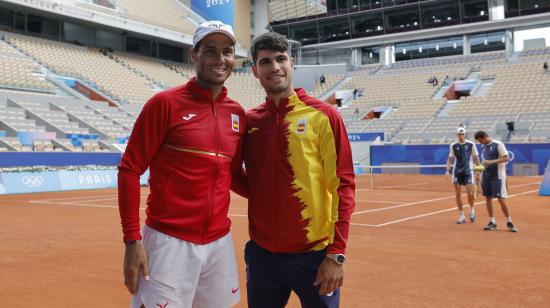 Rafa Nadal y Carlos Alcaraz, durante un entrenamiento en la Villa Olímpica, el 23 de julio de 2024.