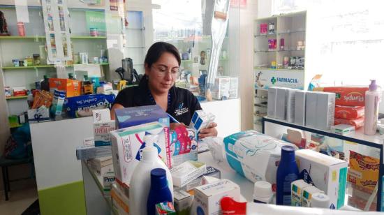 Personal de la Arcsa revisa los medicamentos caducados que se vendían en una farmacia en Pelileo.