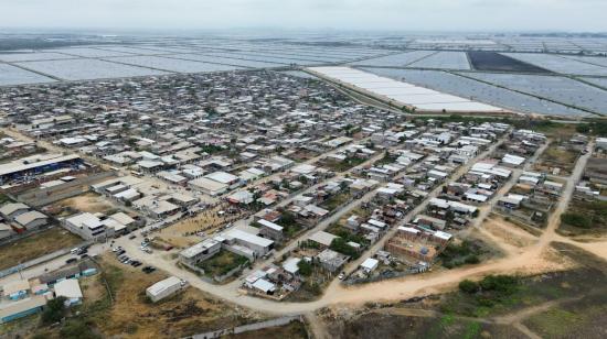 Una vista aérea de Fincas Delia, al sureste de Durán, lotización rodeada de camaroneras y con salida al río Guayas, intervenida por el Bloque de Seguridad.