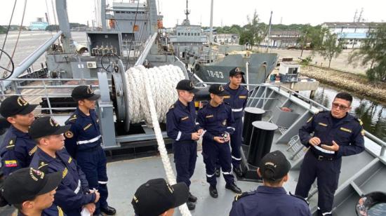 Buque 'Hualcopo' de origen chino y adaptado por la Armada del Ecuador, con cadetes antes de zarpar el 3 de mayo de 2024.