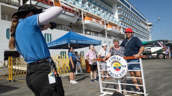 Dos turistas extranjeros posan para una foto, tras haber desembarcado del crucero Coral Princess, en Manta, el 22 de julio de 2024. Imagen referencial.