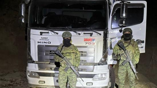 Personal del Ejército custodia el camión donde estaban los sacos de nitrato de amonio hallados en un operativo en Zapotillo, en Loja.