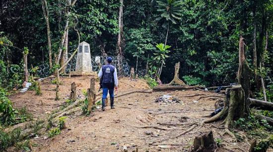 Un funcionario recorre el límite en la selva del Darién.