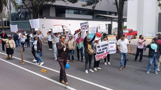Fotografía de archivo del 26 de junio de 2024 muestra a un grupo de personas que protesta por la falta de pagos a los centros de diálisis en Ecuador.