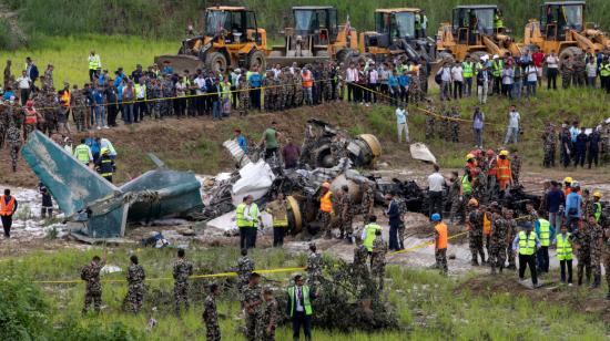 Operaciones de rescate en el lugar del accidente aéreo en el Aeropuerto Internacional Tribhuvan de Katmandú, Nepal, 24 de julio de 2024.