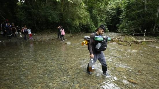 Imagen de referencia de un grupo de migrantes cruzando el río en el Tapón del Darién, 24 de marzo de 2024.