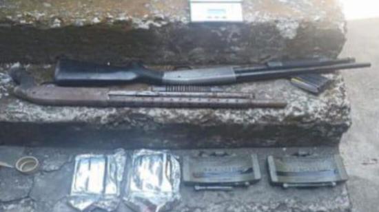 Armas de fuego y explosivos antipersonales de uso militar encontrados en un lugar usado por la banda criminal, 'Chone Killers', el 23 de julio de 2024.