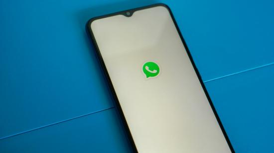 Fotografía referencial de un teléfono inteligente Android en el que se abre la app de mensajería, WhatsApp.