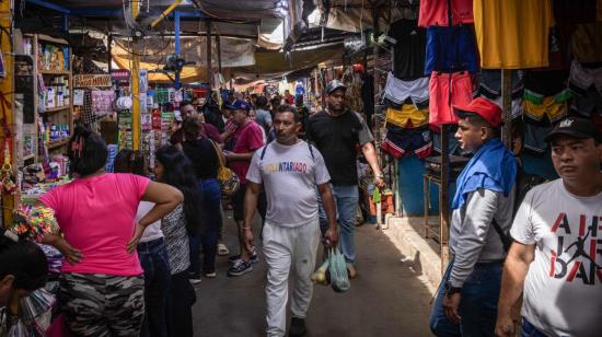 Compradores caminan en un mercado popular, el 16 de julio de 2024, en Maracaibo (Venezuela).