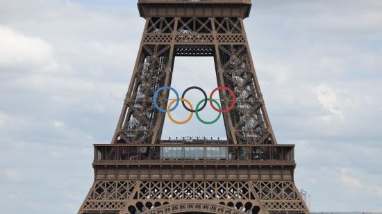 La Torre Eiffel con el símbolo de los Juegos Olímpicos, 23 de julio de 2024.