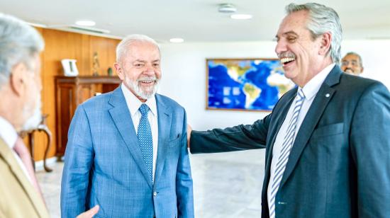 El presidente de Brasil, Inácio Lula da Silva, reunido con Alberto Fernández, expresidente de Argentina, el 13 de mayo de 2024.
