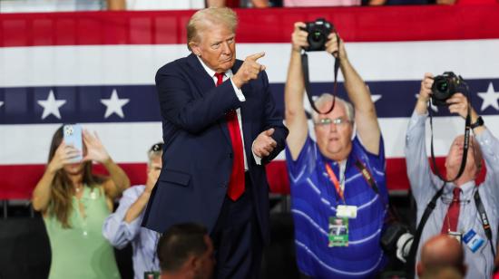 El candidato presidencial republicano Donald J. Trump llega antes de hablar en un mitin de campaña en el Bojangles Coliseum en Charlotte, Carolina del Norte, EE.UU., el 24 de julio de 2024.