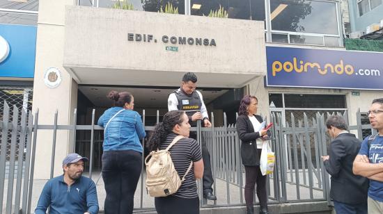 Venezolanos frente al edificio donde está ubicado el Consulado de Venezuela, en Quito, el 17 de abril de 2024, un día después de que se ordenara el cierre de los consulados en Ecuador.