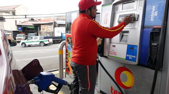 Un trabajador de una gasolinera en Cuenca carga gasolina a un carro, 27 de junio de 2024. Imagen referencial.