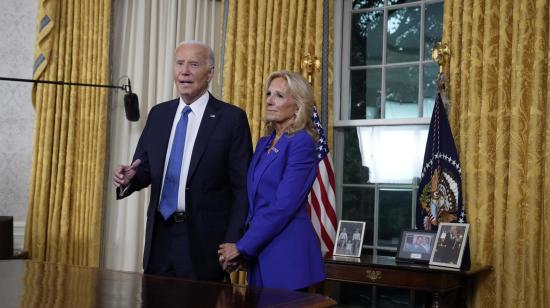 El presidente de EE.UU., Joe Biden junto a la primera Dama, Dama Jill, mientras agradece al equipo de cámara después de dirigirse a la nación desde la Oficina Oval de la Casa Blanca en Washington, el 24 de julio de 2024.