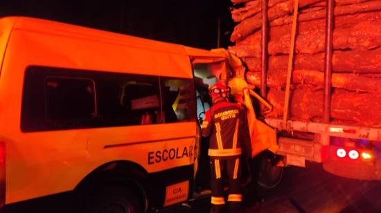 Un choque entre una buseta y un vehículo pesado en Píntag, Quito, el 25 de julio de 2024.