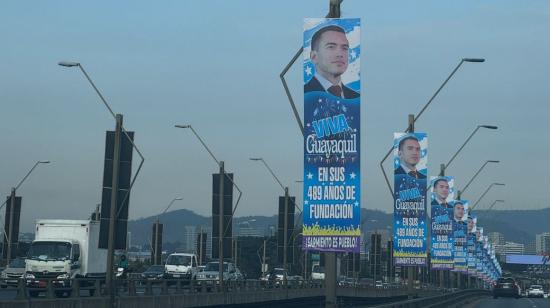Afiches del presidente Daniel Noboa en el puente de la Unidad Nacional el 25 de julio de 2024.