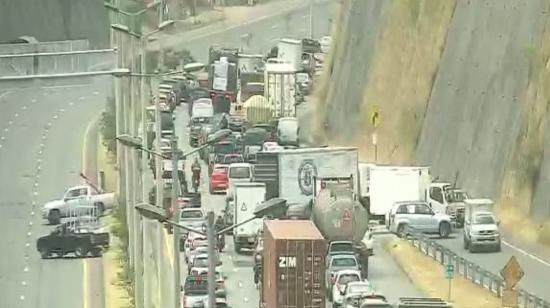 Una larga fila de vehículos en la Ruta Viva, Quito, el 25 de julio de 2024.