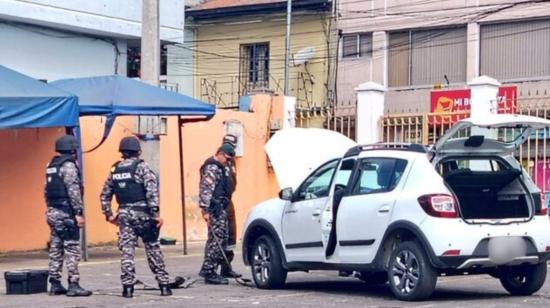 Policías inspeccionan un explosivo en un carro en un parqueadero en el barrio América, en Quito, el 25 de julio de 2024.