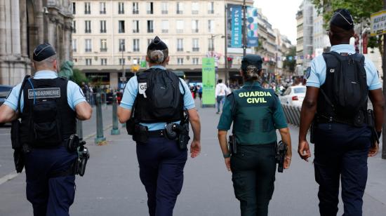 Miembros de la Gendarmerie francesa y la Guardia Civil española en las calles de París por los Juegos Olímpicos, 24 de julio de 2024.