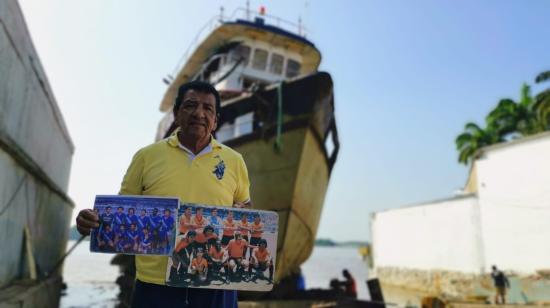 Héctor Huayamave, constructor naval del tradicional barrio del Astillero, muestra fotos de plantillas de Barcelona S. C. y Emelec en las que militó su hermano, Emilio, en los años 80.