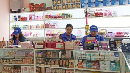 Técnicos de la Arcsa revisan cosméticos sin registro sanitario obligatorio en un local en Cuenca, este 25 de julio de 2024.