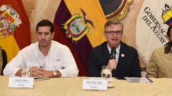 Los ministros de Transporte y Obras Públicas, Roberto Luque, y Finanzas, Juan Carlos Vega, este 25 de julio en la Gobernación del Azuay.
