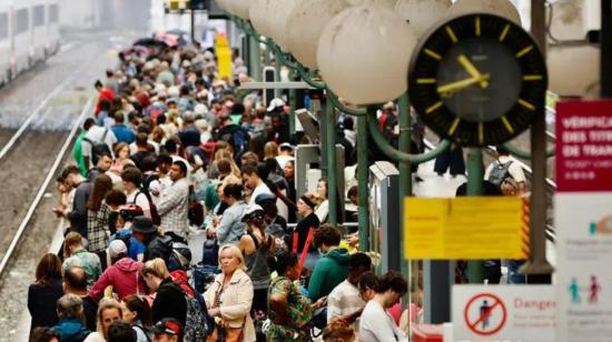 Pasajeros esperan en los andenes de una estación de tren de París.