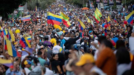 Simpatizantes de la principal coalición opositora de Venezuela en el cierre de campaña de Edmundo González el 25 de julio de 2024.