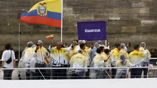 La delegación de Ecuador, durante el desfile de los Juegos Olímpicos de París, el 26 de julio de 2024.