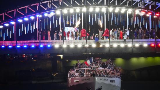 La delegación de Francia navega en el Río Sena, en la inauguración de los Juegos Olímpicos, el 26 de julio de 2024.
