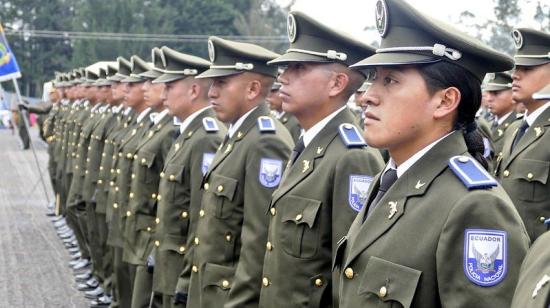 Fotografía referencial de miembros de la Policía Nacional formados en fila.