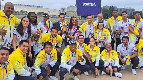 Los deportistas de Ecuador, durante la ceremonia de apertura de los Juegos Olímpicos, el 26 de julio de 2024.