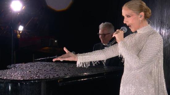 Tras 14 años de ausencia en los escenarios, la cantante canadiense Céline Dion reapareció en la Torre Eiffel durante la ceremonia de apertura de los Juegos Olímpicos de París 2024, en París, el 26 de julio de 2024.