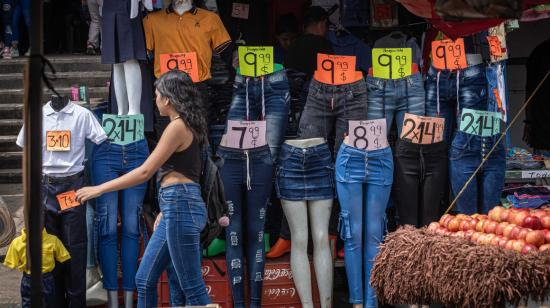 Una mujer camina frente a un mercado popular, el 16 de julio del 2024, en Maracaibo (Venezuela).