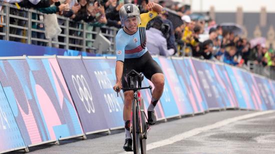 Remco Evenepoel celebrando el oro en la prueba contrarreloj individual de los Juegos Olímpicos de París, 27 de julio de 2024.