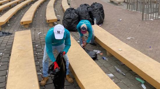 Personal del Parque Samanes durante la limpieza en la Concha Acústica.