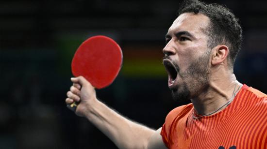 Alberto Miño festeja su victoria en los 32vos de final de tenis de mesa en los Juegos Olímpicos, el 27 de julio de 2024.