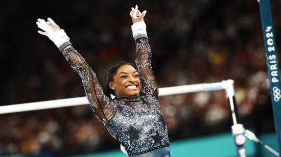 Simone Biles después de realizar su salto en barras asimétricas durante la clasificación femenina de los Juegos Olímpicos de París, 28 de julio de 2024.