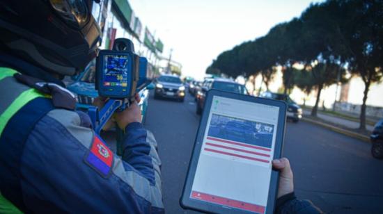 Agentes realizan controles de velocidad en Quito. 26 de julio de 2024