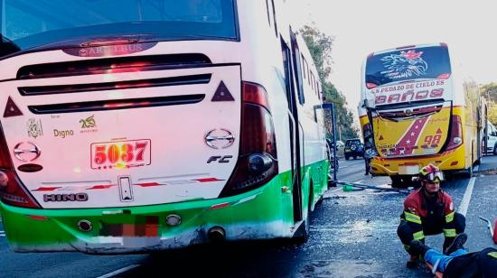 Bomberos de Quito atienden un accidente de tránsito en Quito, este 29 de julio de 2024.