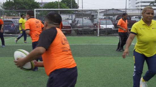 En Guayaquil, Yaguares Mixed Ability Rugby transforma vidas al usar el deporte como herramienta de inclusión, mejorando habilidades, autoestima y socialización de jóvenes con discapacidad.