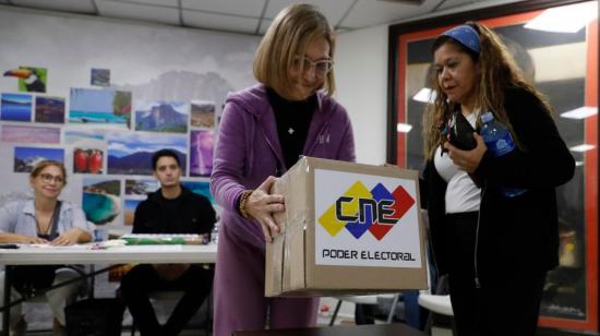 Una ciudadana venezolana llega a votar en el consulado de Venezuela en Ciudad de Panamá, el 29 de julio de 2024.